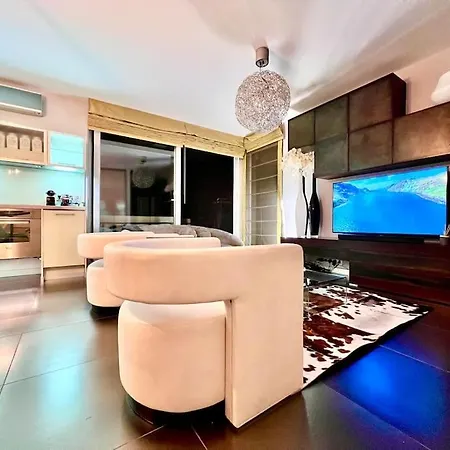 Hilltop Views, Design - Buda Hills - Free Garage, Private Garden, Ac Apartment *